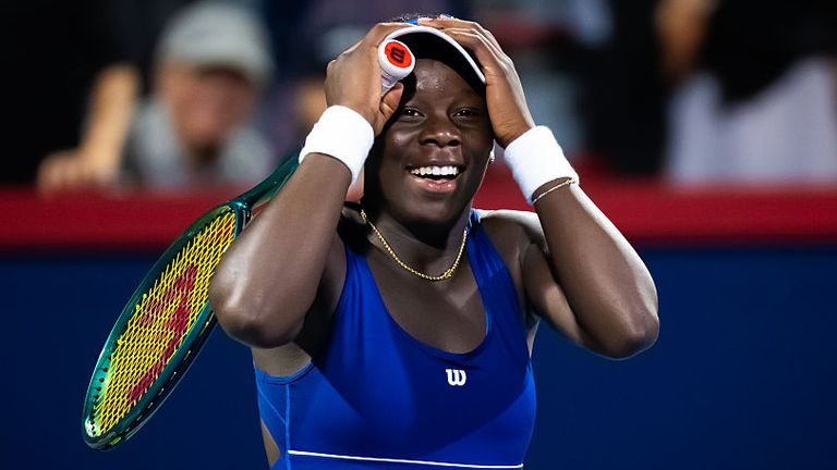 Victoria Mboko du Canada met ses mains sur sa tête avec incrédulité et célébration après avoir vaincu la tête de série Coco Gauff à Montréal