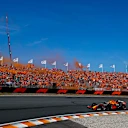 Verstappen célèbre avec l'armée orange lors de son tour de victoire au Grand Prix néerlandais 2021