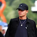 Lando le garde élégant dans un ajustement entièrement noir, jumelant une casquette quadrante avec un streetwear en couches