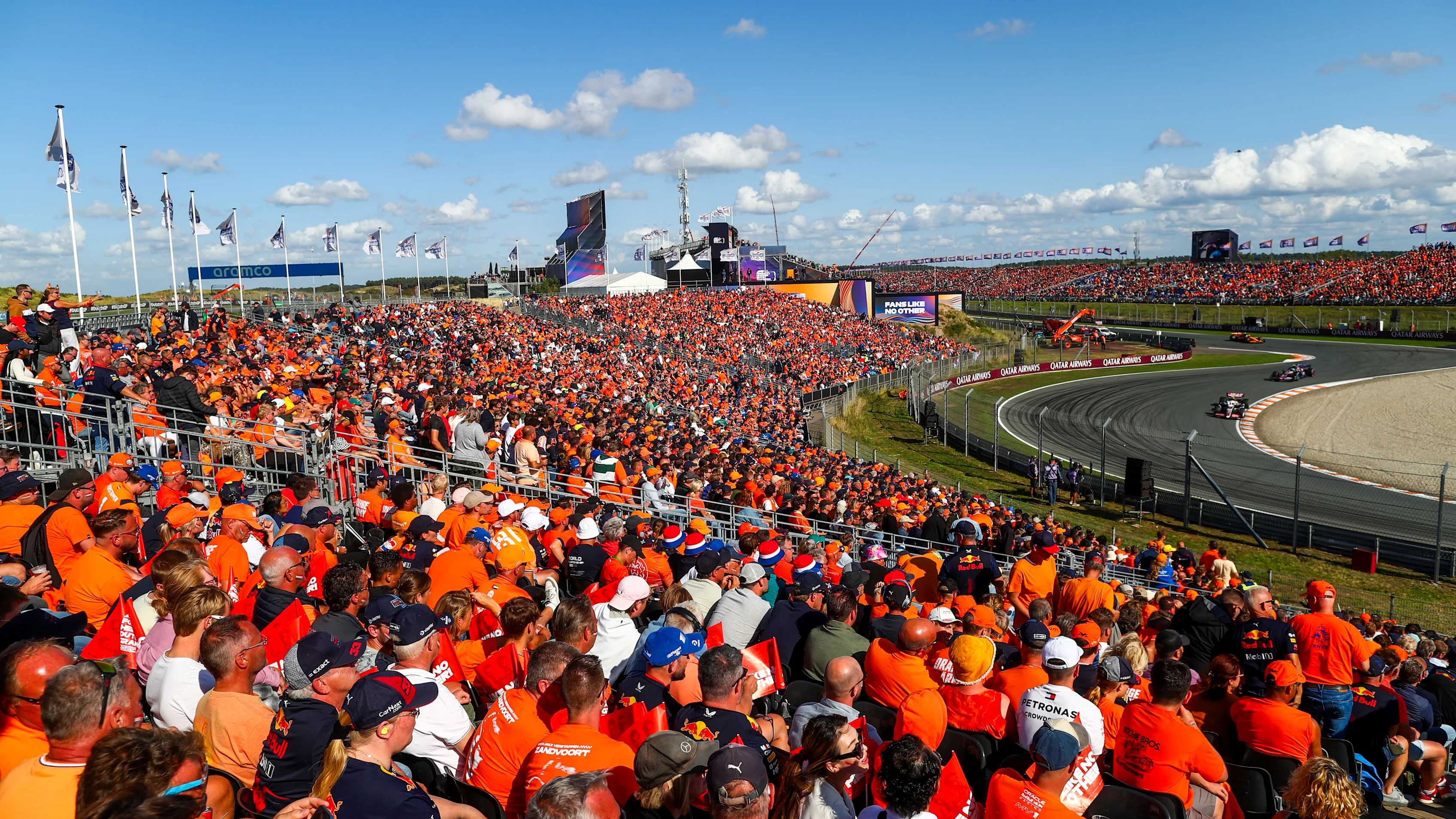 Zandvoort, Pays-Bas - 25 août: Nico Hulkenberg d'Allemagne et Haas, Pierre Gasly d'Alpine et
