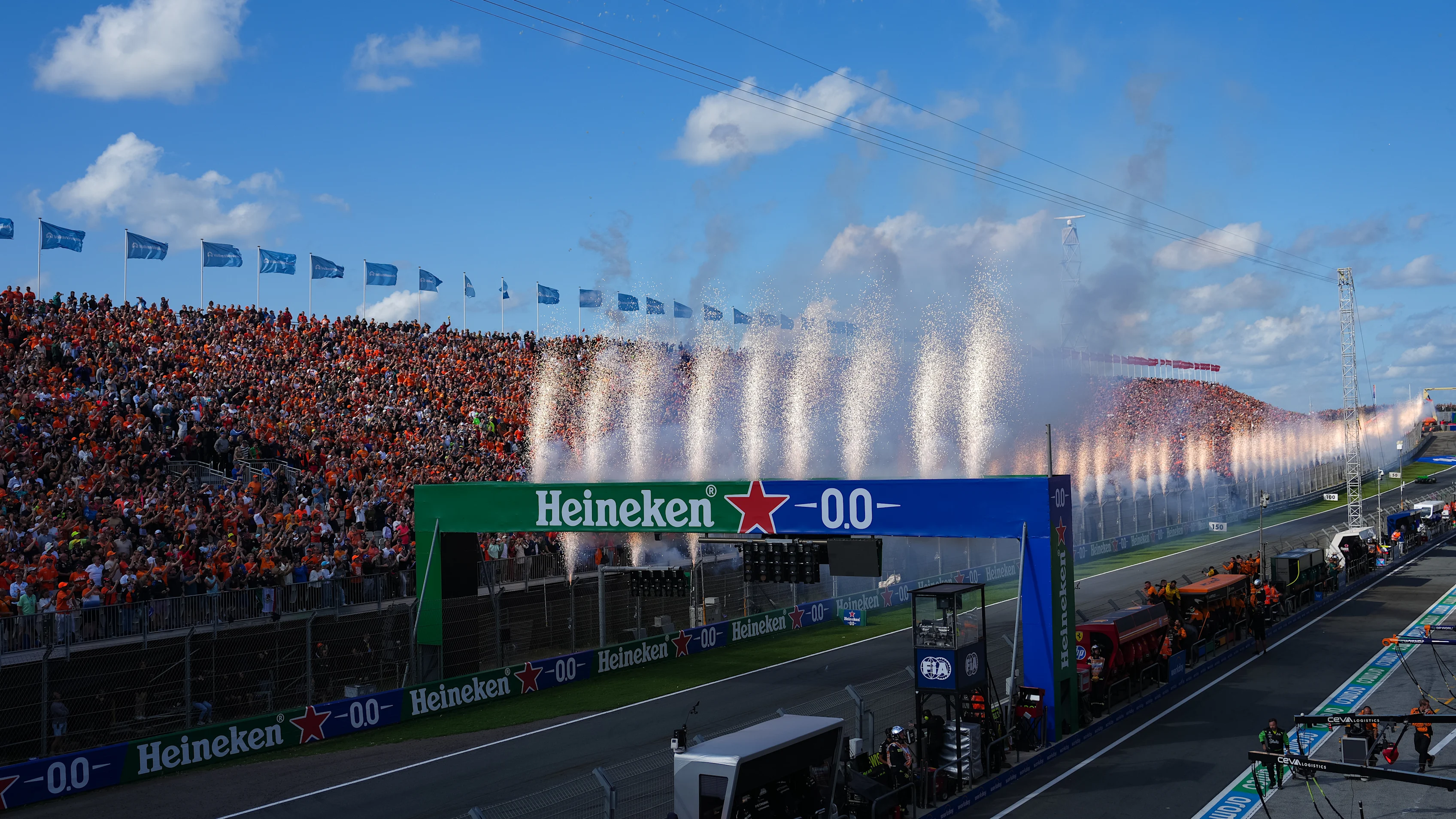 Zandvoort, Pays-Bas - 25 août: Des feux d'artifice sont vus après l'achèvement du Grand Prix de la F1 de