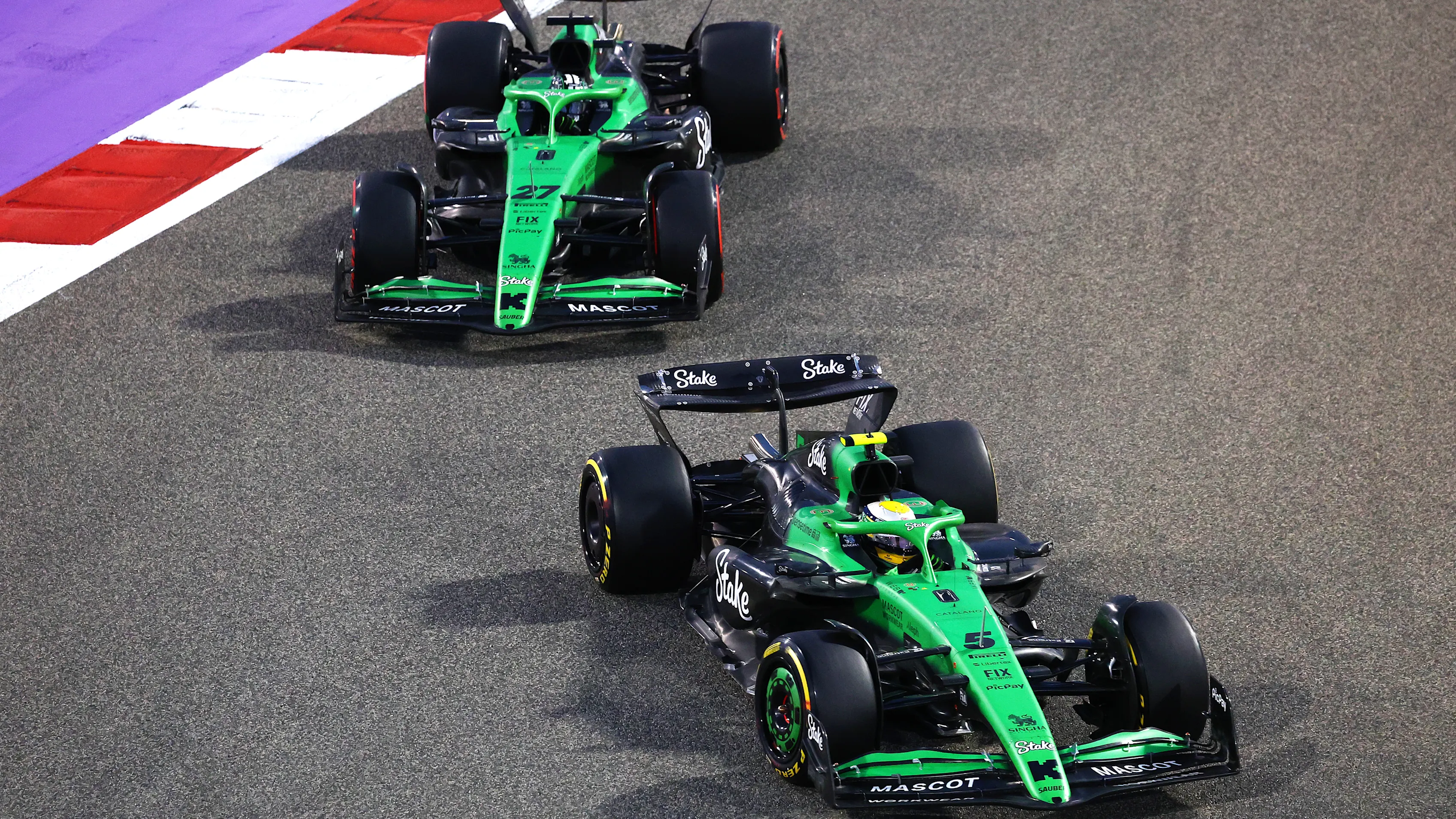 Bahreïn, Bahreïn - 13 avril: Gabriel Bortoleto du Brésil conduisant le (5) Kick Sauber C45 Ferrari