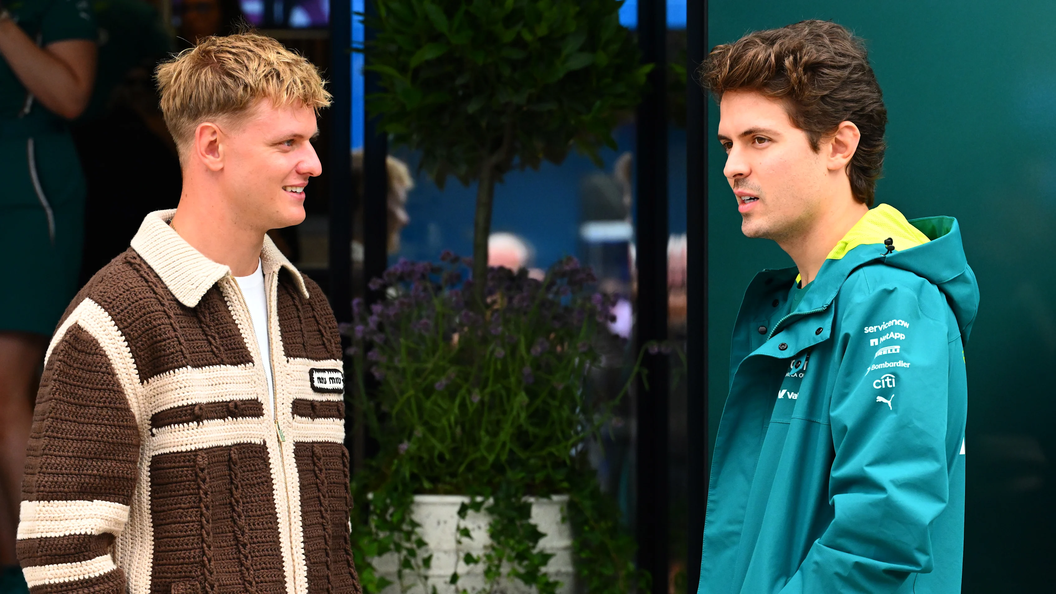 Northampton, Angleterre - 05 juillet: Mick Schumacher parle à Felipe Drugovich du Brésil et d'Aston