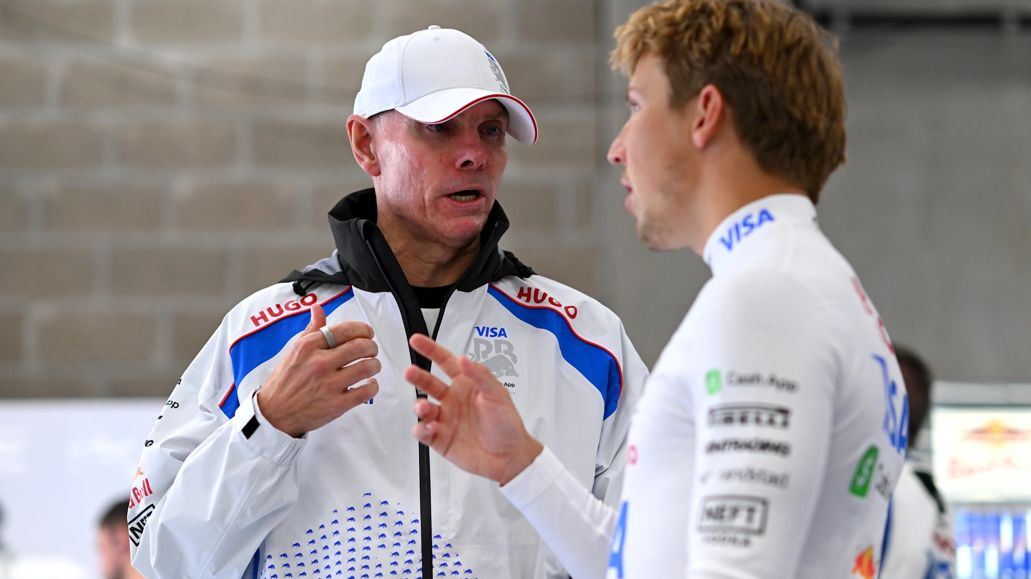 Alan Permane, directeur d'équipe de Visa Cash App Racing Bulls parle avec Liam