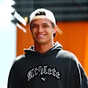 Un autre look décontracté de Lando, portant des sueurs Puma dans le paddock