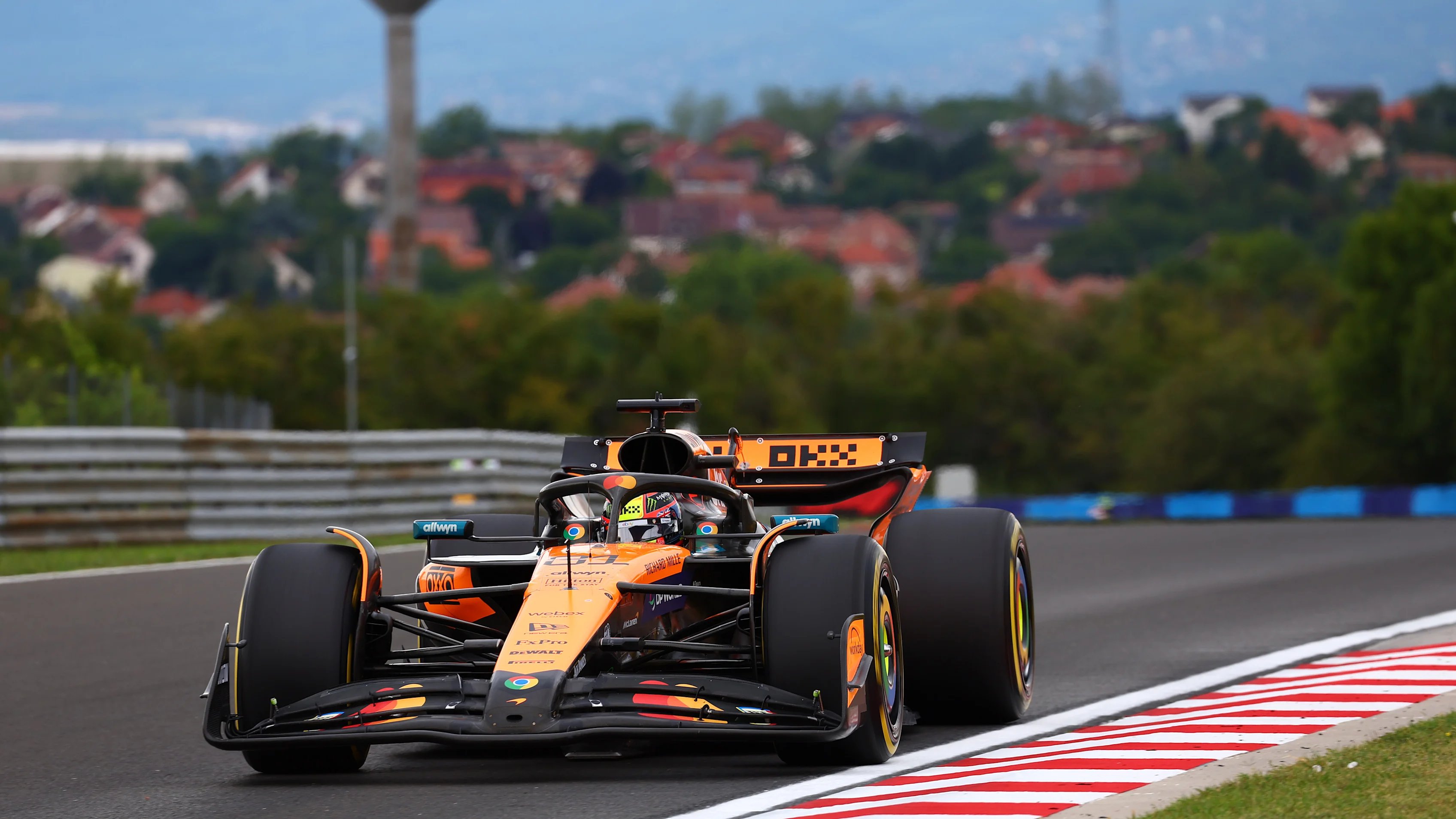 Budapest, Hongrie - 03 août: Oscar Piastri d'Australie conduisant le (81) McLaren MCL39 Mercedes