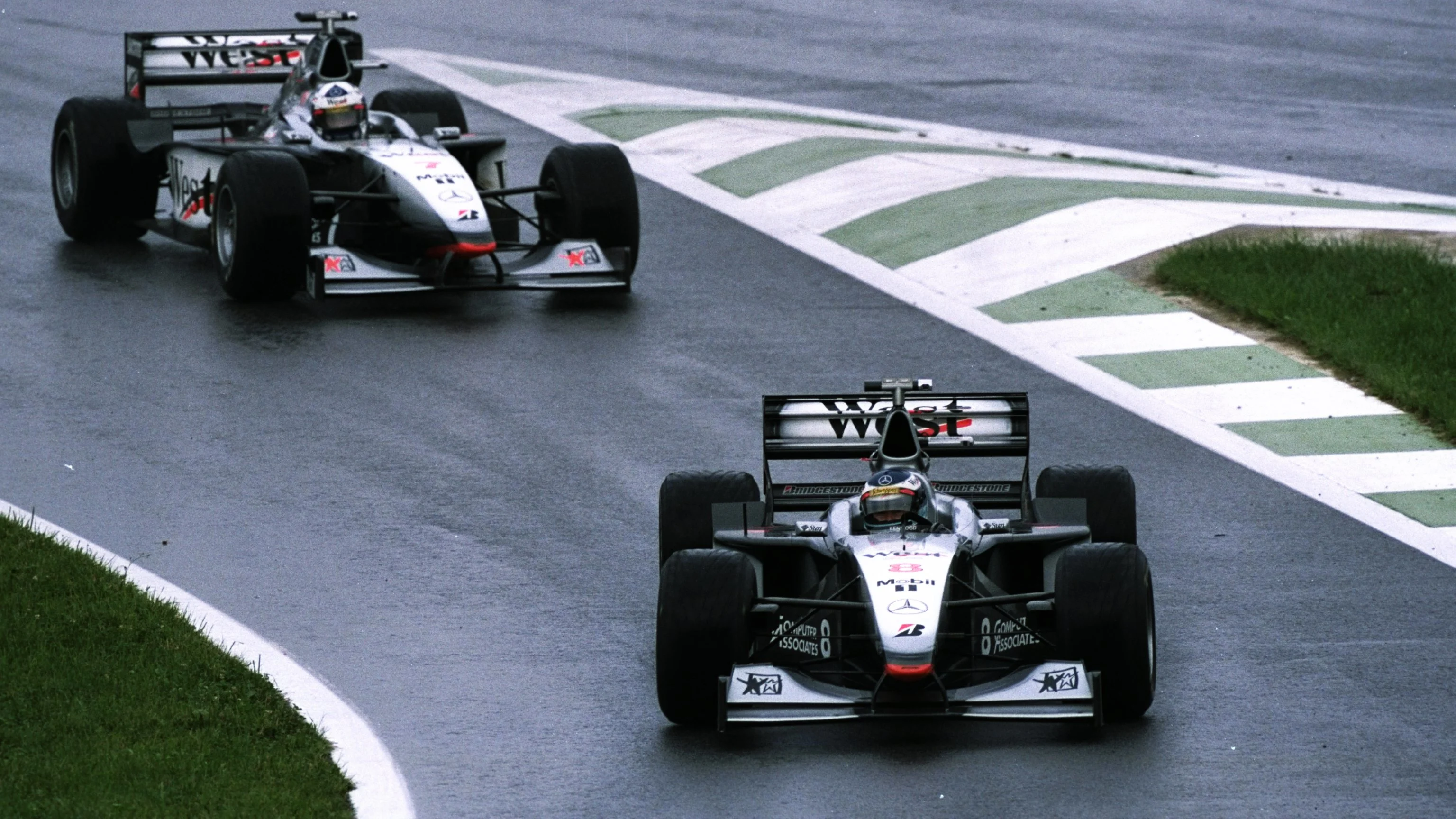 25 juillet 1998: McLaren-Mercedes conducteurs Mika Hakkinen de Finlande et David Coulthard de Great