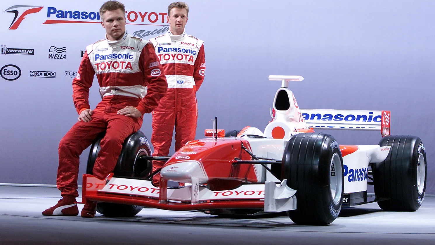 15 décembre 2001: Alan Mcnish d'Écosse et Toyota (à droite) et Mika Salo de Finlande et Toyota pose
