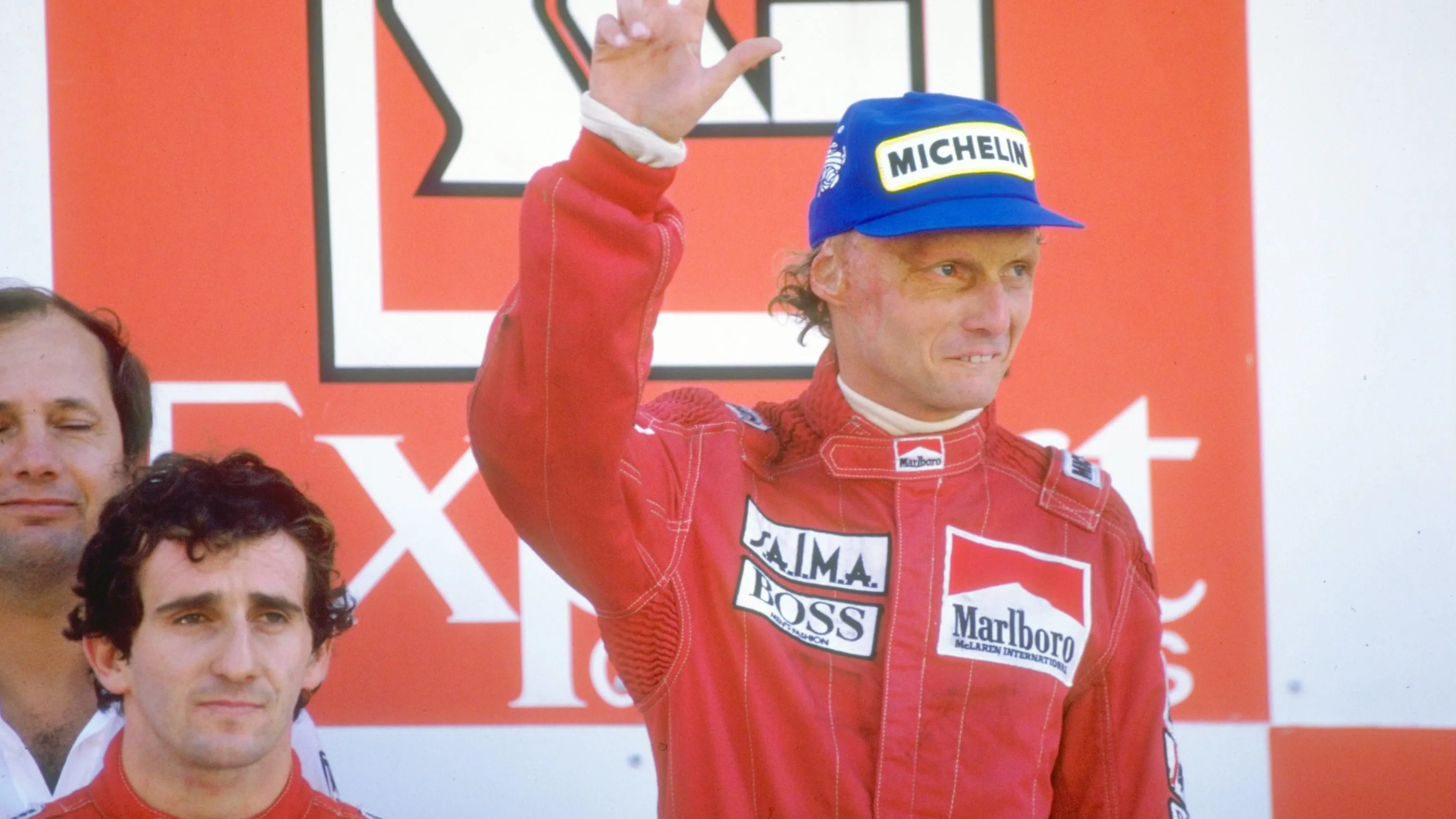 1984: les chauffeurs de Marlboro McLaren Alain Prost de France et Niki Lauda d'Autriche se tiennent sur le