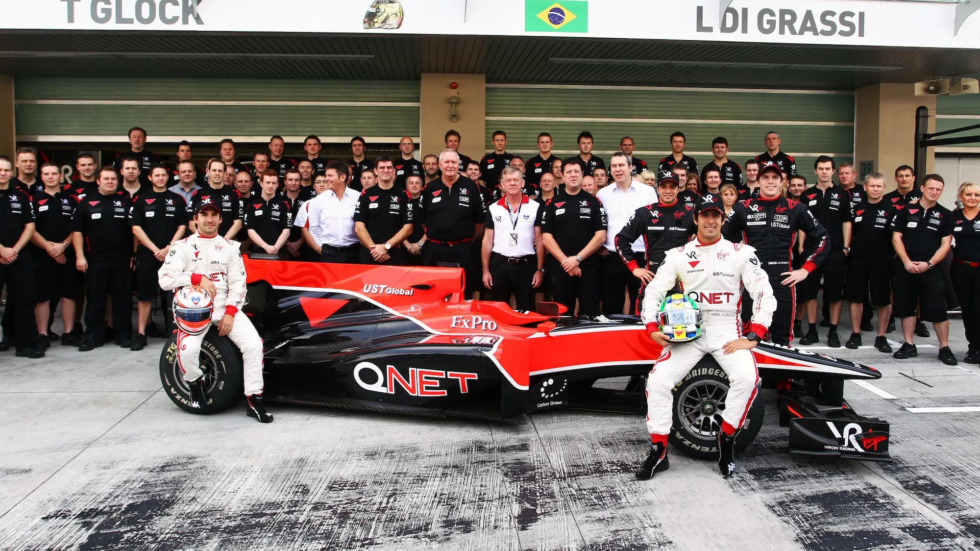 (L à R): Timo Glock (Ger) Virgin Racing et Lucas Di Grassi (soutien-gorge) Virgin Racing à l'équipe