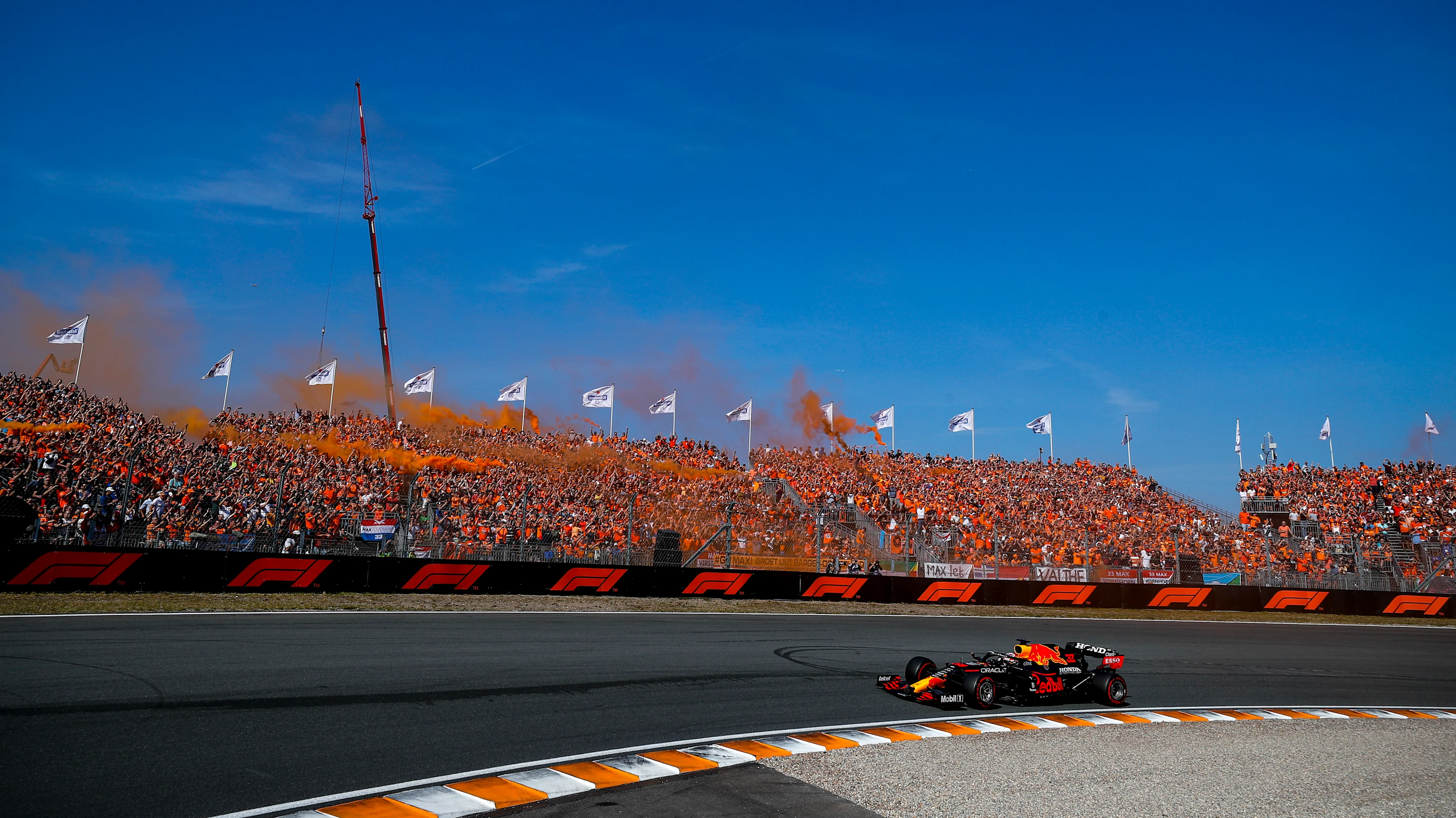 Verstappen célèbre avec l'armée orange lors de son tour de victoire au Grand Prix néerlandais 2021