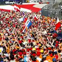 L'armée orange inonde la piste pour célébrer la victoire de Verstappen au Red Bull Ring lors du Grand Prix autrichien 2019