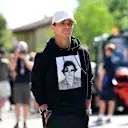   IMOLA 2025: Lando dans un sweat à capuche graphique noir, complété par sa propre casquette de quadrant - Casual Cool rencontre la marque personnelle