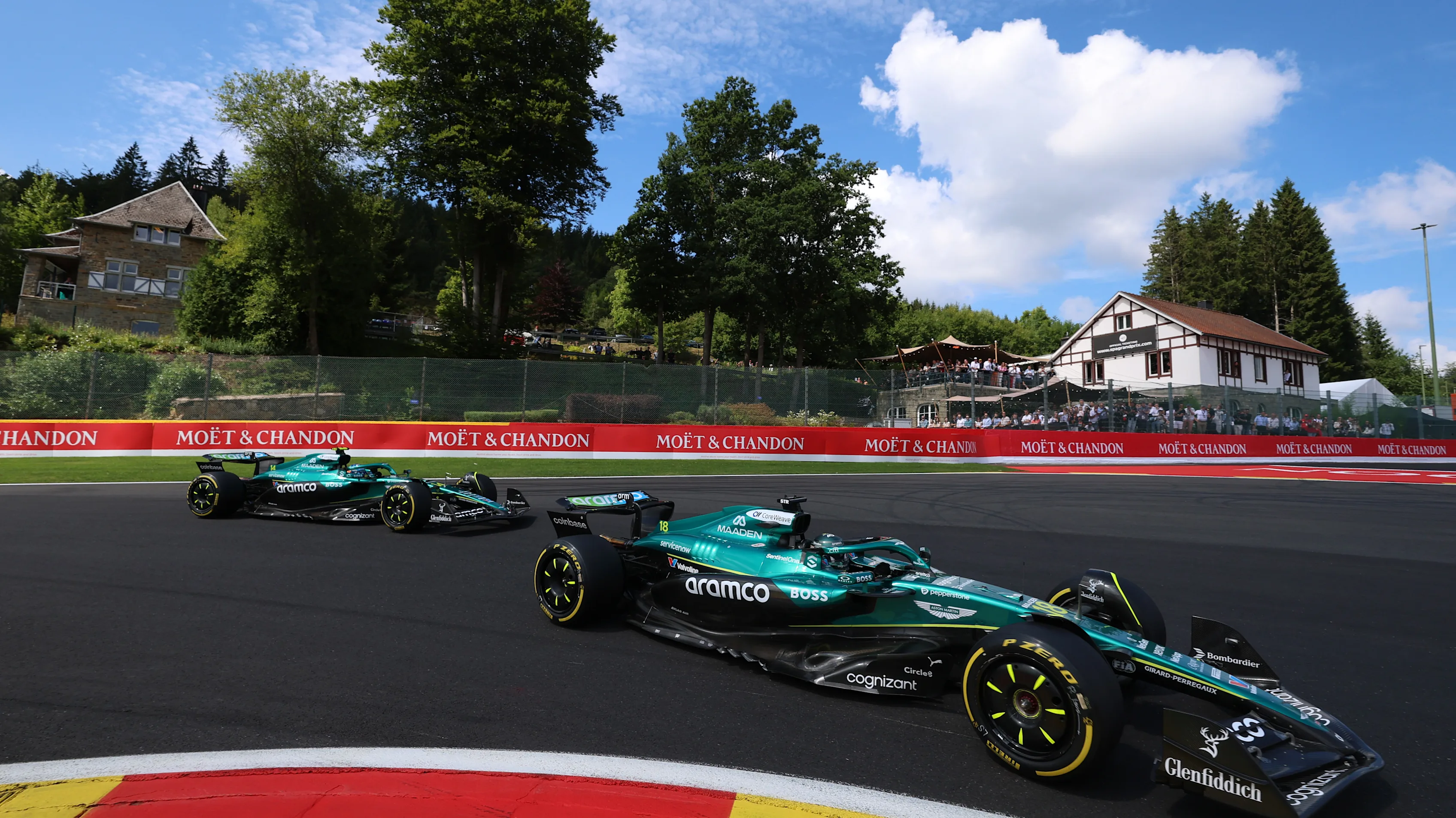 Spa, Belgique - 26 juillet: Lance Stroll du Canada conduisant le (18) Aston Martin F1 Team AMR25 Mercedes