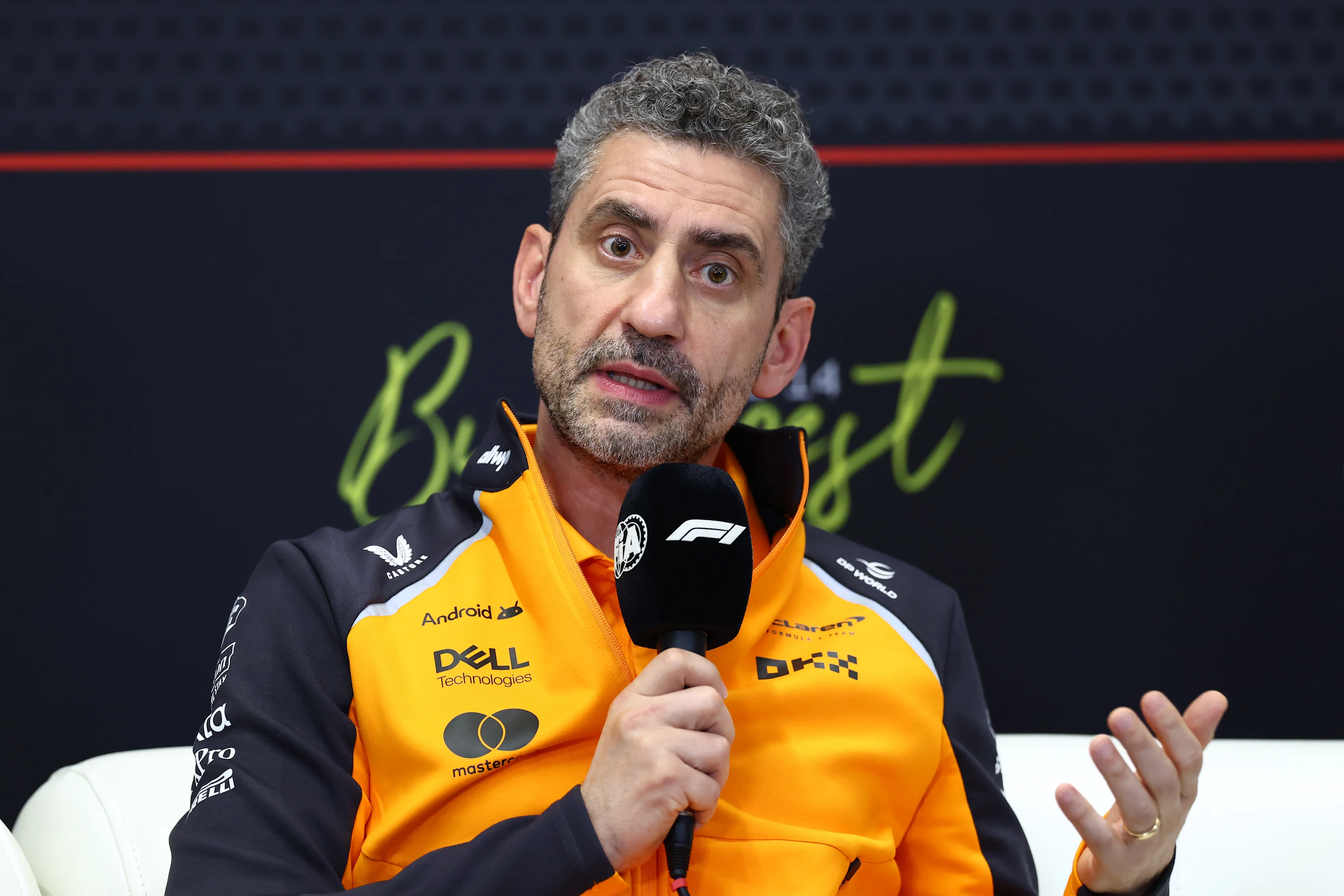 Bahreïn, Bahreïn - 13 avril: vainqueur de la course Oscar Piastri d'Australie et McLaren Andrea Stella, équipe