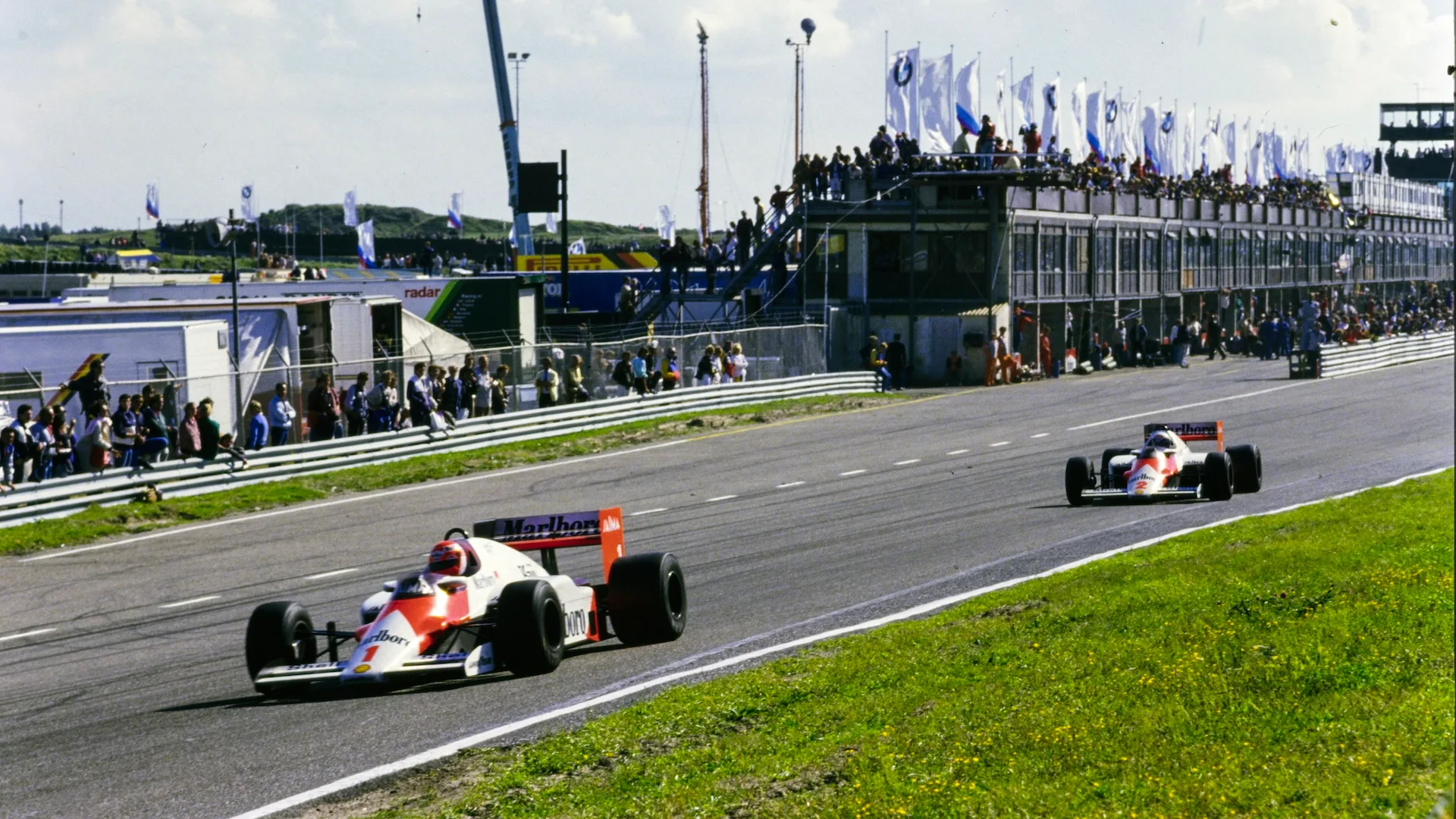 Zandvoort, Pays-Bas - 25 août: Niki Lauda, ​​McLaren MP4-2b, mène Alain Prost, McLaren