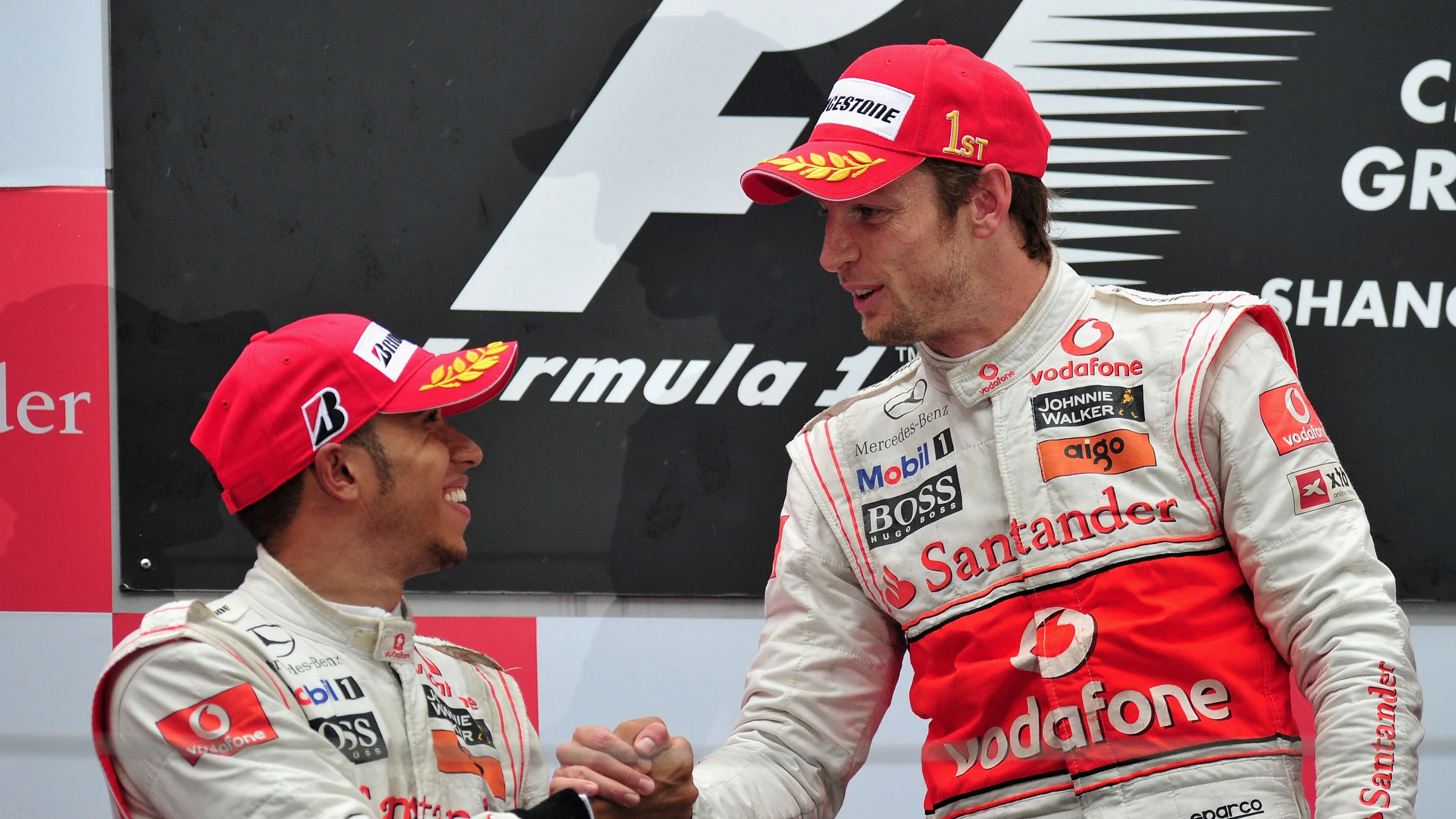 Shanghai, Chine - 18 avril: le vainqueur de la course Jenson Button (R) de la Grande-Bretagne et McLaren Mercedes est