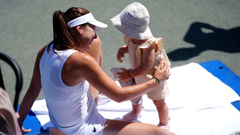 Belinda Bencic, vue ici avec sa fille pendant l'entraînement, a atteint les demi-finales de Wimbledon de cette année