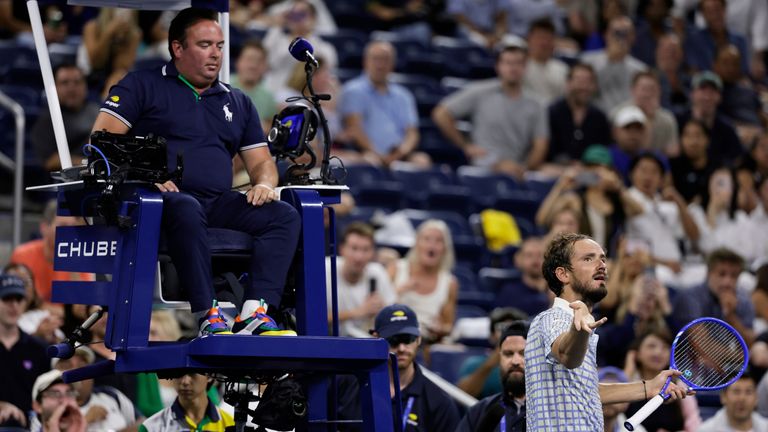 Daniil Medvedev, de Russie, en bas à droite, réagit à côté de l'arbitre de chaise, Greg Allensworth, à gauche, après qu'un photographe a couru sur la cour Durin