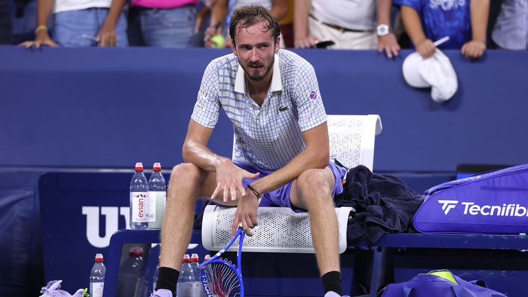 Daniil Medvedev brise sa raquette après avoir perdu dans cinq sets contre Benjamin Bonzi de France lors du premier tour du premier tour des hommes le jour