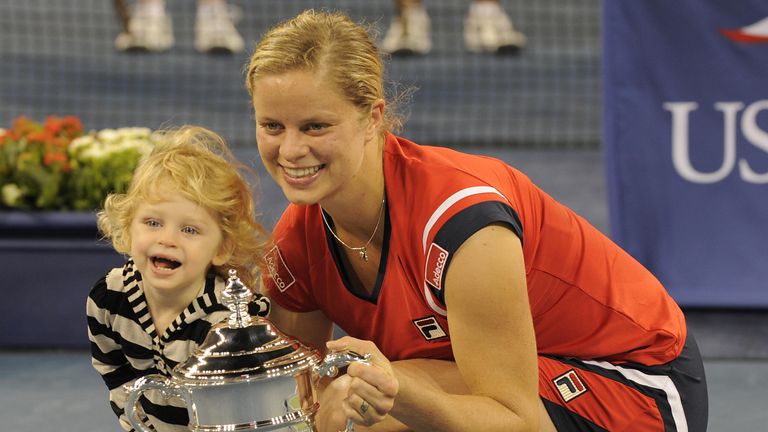 Kim Clijsters de Belgique et sa fille Jada avec son trophée après avoir battu Caroline Wozniacki du Danemark pour remporter le dernier match féminin des États-Unis au USTA Billie Jean King National Tennis Center le 13 septembre 2009 à New York