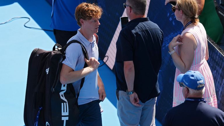 Jannik Sinner quitte le tribunal après avoir pris sa retraite de l'ouverture de Cincinnati par la maladie