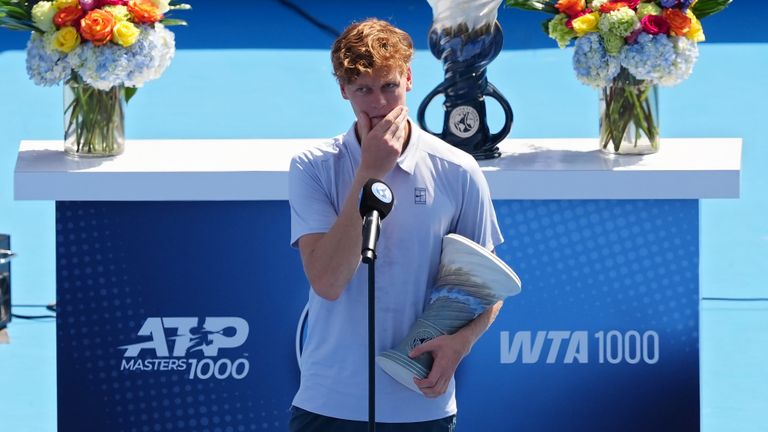 Le pécheur s'adresse aux spectateurs de la finale de l'Open de Cincinnati après avoir été contraint de prendre sa retraite à travers une maladie