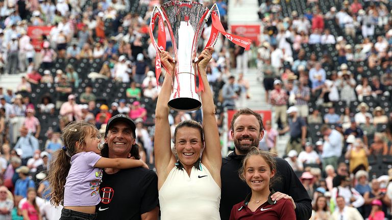 Tatjana Maria célèbre le titre de sa reine avec ses deux filles et son entraîneur, qui est aussi son mari