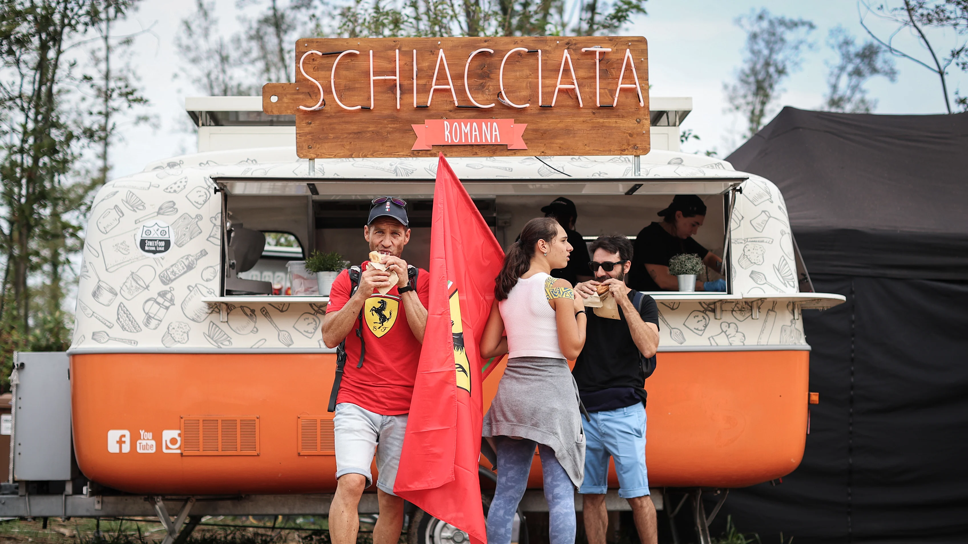 Monza, Italie - 02 septembre: les fans de Ferrari achètent de la nourriture avant l'entraînement final avant le Grand Prix de la F1