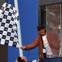 Le footballeur argentin et vainqueur de la Coupe du monde Paulo Dybala fait signe au drapeau à damier pendant le Grand Prix F1 des Pays-Bas. BLAPS POUR PLUS D'IMAGES