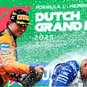 Le vainqueur de la course Oscar Piastri était le premier sur la scène pour donner à Hadjar ses félicitations et un baptême de champagne classique. Glissez pour plus de photos.