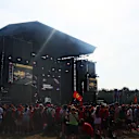 Les foules se réunissent à la scène Buzzing Fanzone pour avoir un aperçu des pilotes. Balayez pour plus de photos