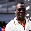 Mario Balotelli tourna la tête alors qu'il se dirigeait à travers le paddock - l'attaquant italien dessinant autant de caméras que les voitures. Swipe pour plus