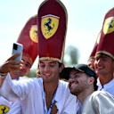 Le légendaire «Pape Lads» est revenu - les chapeaux papaux et les bénédictions Ferrari incluses - en gardant le fail théâtre de Monza en vie. Swipe pour plus