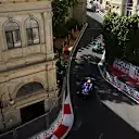 La vitesse moderne rencontre l'élégance du XIXe siècle alors que les voitures passent devant les façades néoclassiques de Bakou. Swipe pour plus.