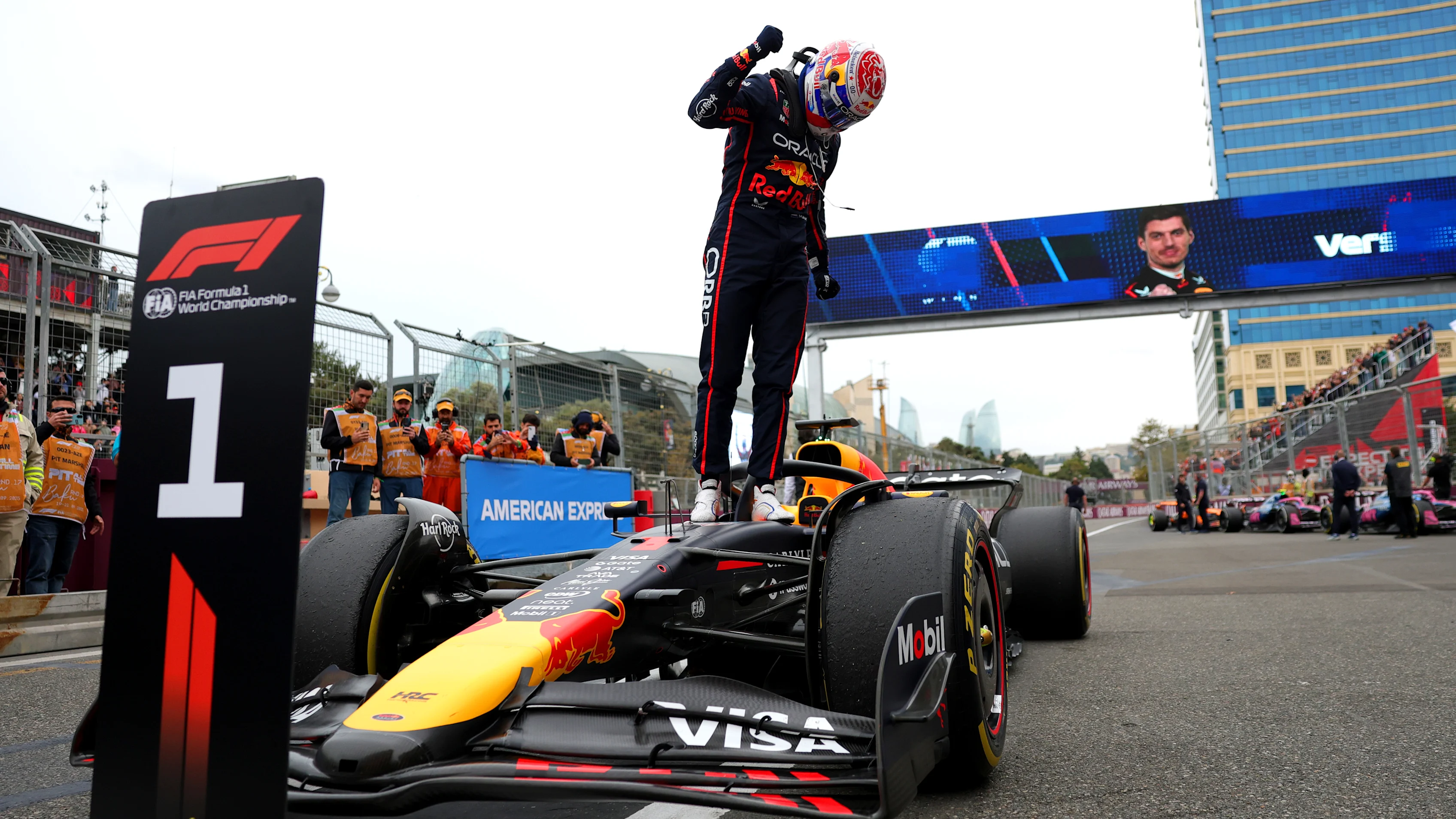 Bakou, Azerbaïdjan - 21 septembre: vainqueur de la course Max Verstappen des Pays-Bas et Oracle Red Bull