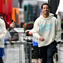 IMOLA, Italie - 16 mai: Daniel Ricciardo d'Australie et Visa Cash App RB marche dans le paddock