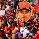 Ferrari est fier à part entière. Un partisan dédié soulève le drapeau élevé pour Charles Leclerc.