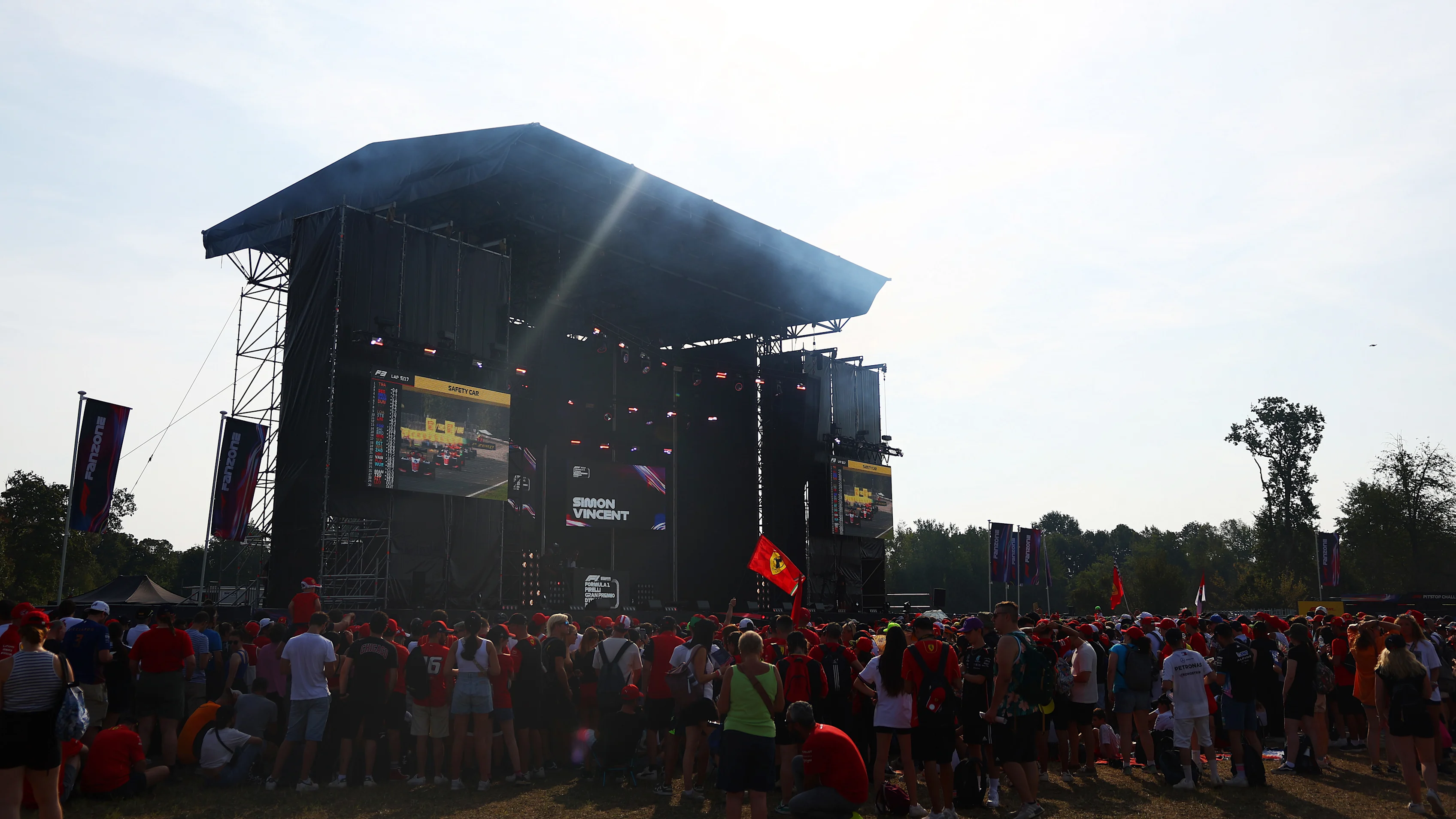 Les foules se réunissent à la scène Buzzing Fanzone pour avoir un aperçu des pilotes. Balayez pour plus de photos