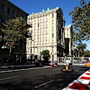 Baku est l'endroit où l'architecture d'une autre époque cadres des cadres de la pointe de la course.