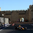 Les conducteurs enfilent l'aiguille à travers le tournant étroit devant une section du château du patrimoine mondial de l'UNESCO.