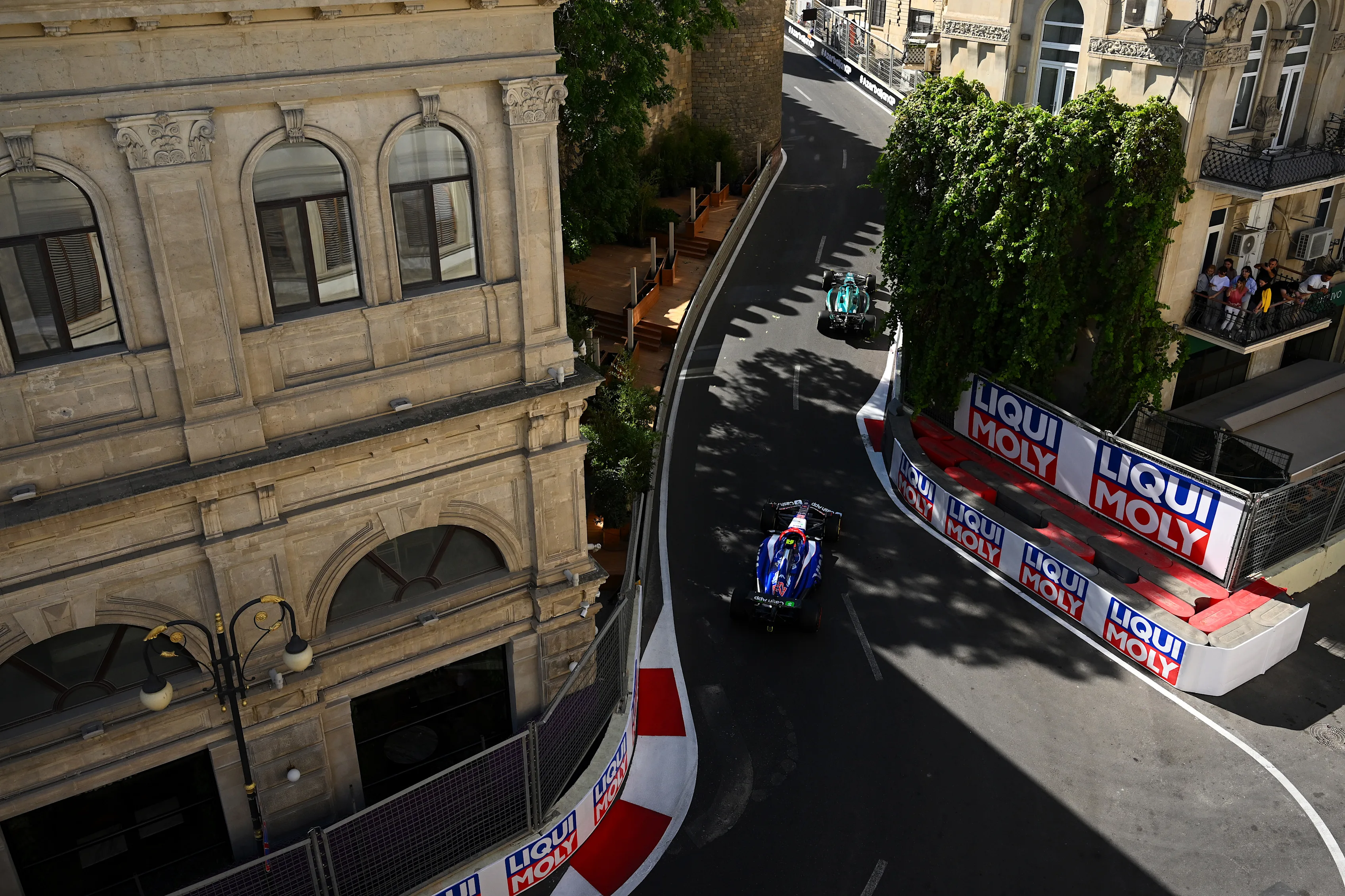 La vitesse moderne rencontre l'élégance du XIXe siècle alors que les voitures passent devant les façades néoclassiques de Bakou. Swipe pour plus.