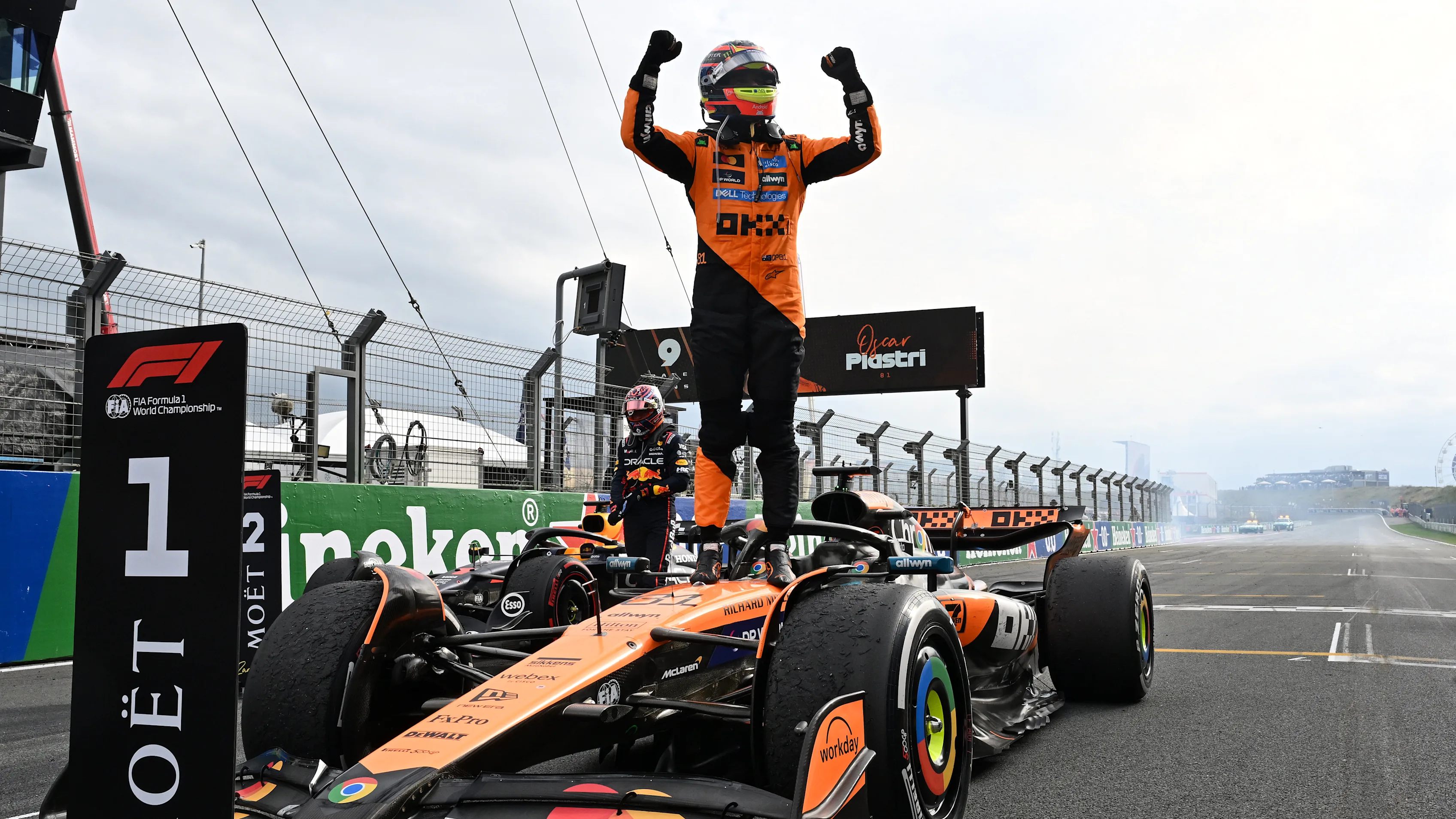 Zandvoort, Pays-Bas - 31 août: le vainqueur de la course Oscar Piastri d'Australie et McLaren célèbre