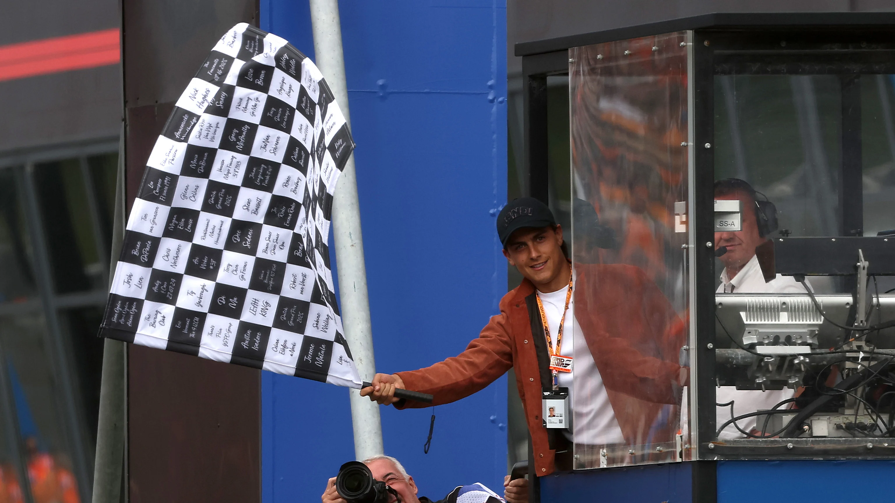 Le footballeur argentin et vainqueur de la Coupe du monde Paulo Dybala fait signe au drapeau à damier pendant le Grand Prix F1 des Pays-Bas. BLAPS POUR PLUS D'IMAGES