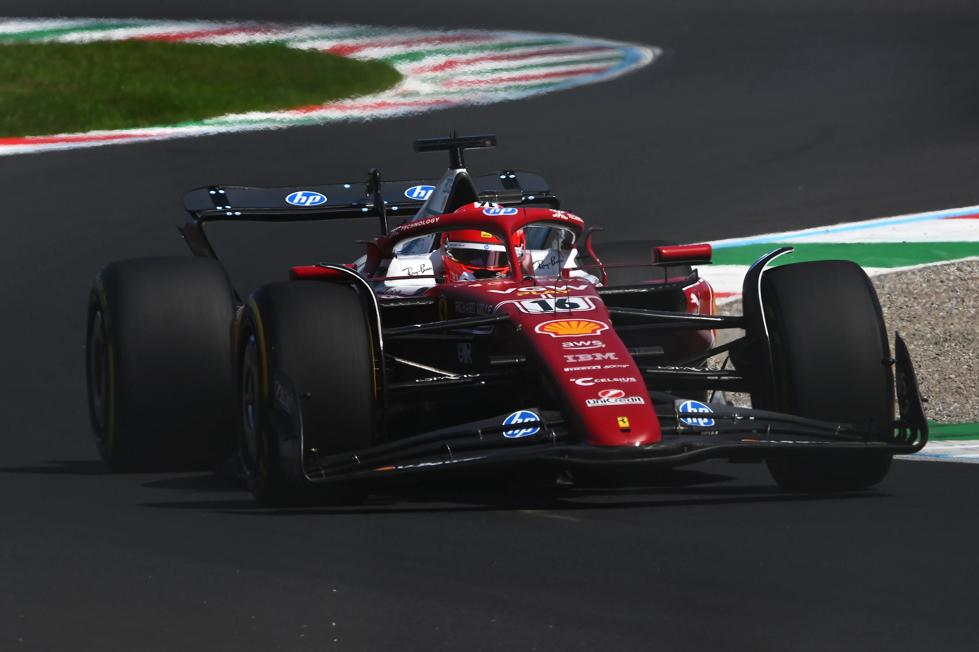 Monza, Italie - 06 septembre: Charles Leclerc de Monaco conduisant le (16) Scuderia Ferrari SF-25 sur