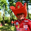 Un fan est allé tout - un Scarlet Scarlet géant associé à un costume de course vintage pour un impact maximal de Monza