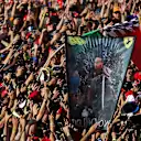 Un fan est devenu un fantasme complet avec une bannière de style Game of Thrones - le casting Hamilton comme la règle légitime en rouge