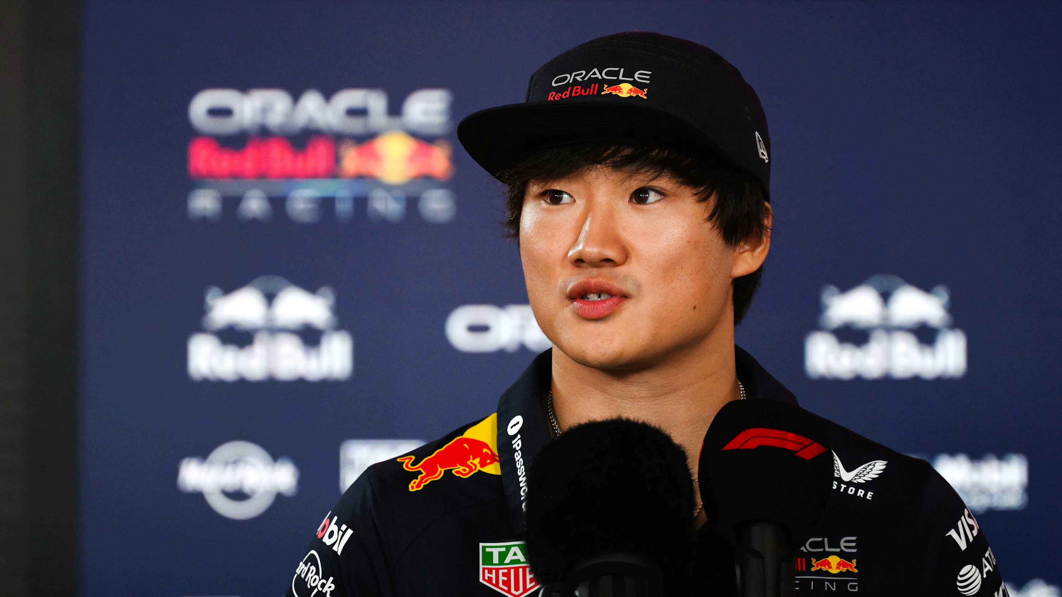 Bakou, Azerbaïdjan - 18 septembre: Yuki Tsunoda du Japon et Oracle Red Bull Racing parle à la