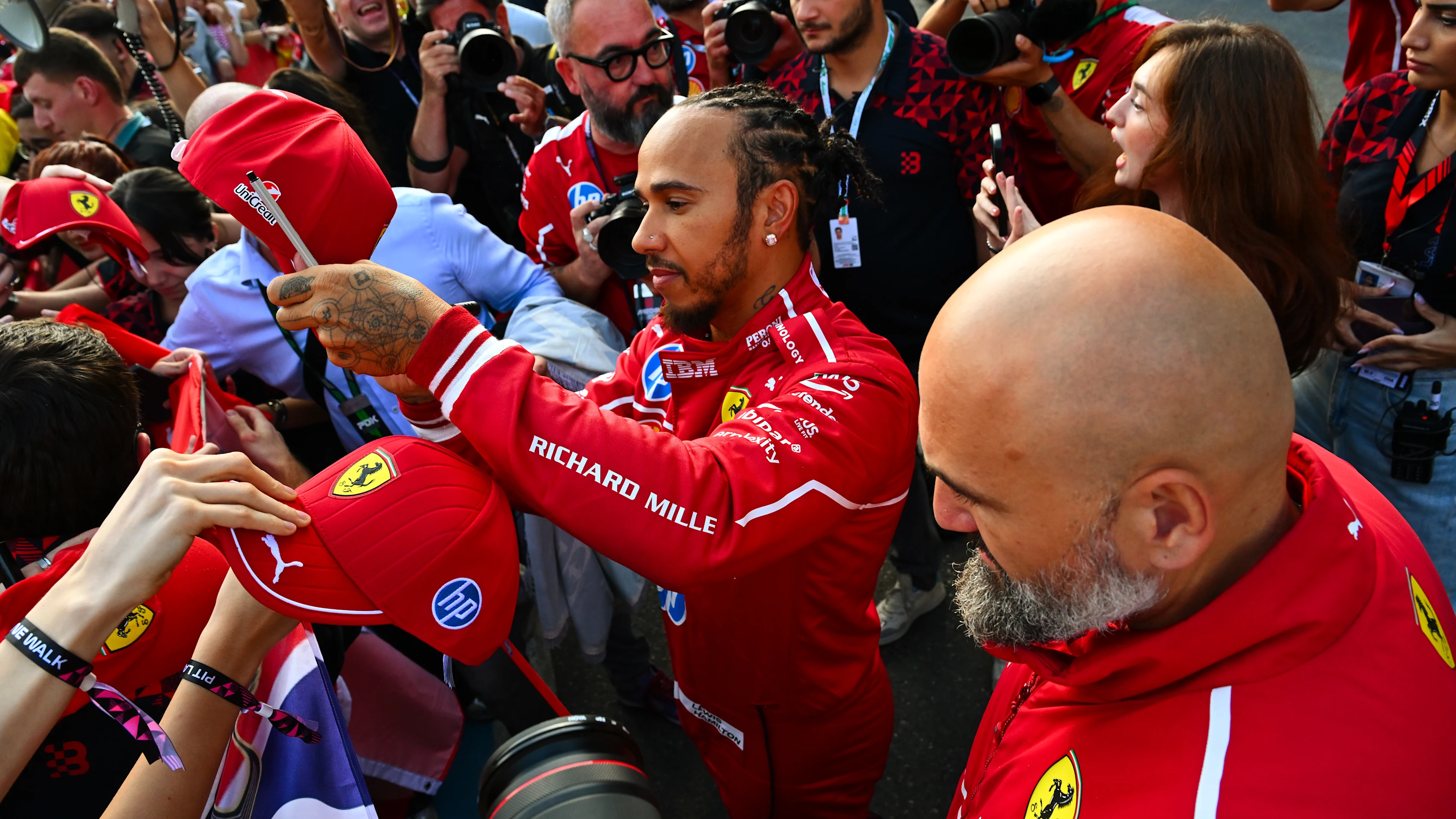 Bakou, Azerbaïdjan - 18 septembre: Lewis Hamilton de la Grande-Bretagne et Scuderia Ferrari Signes