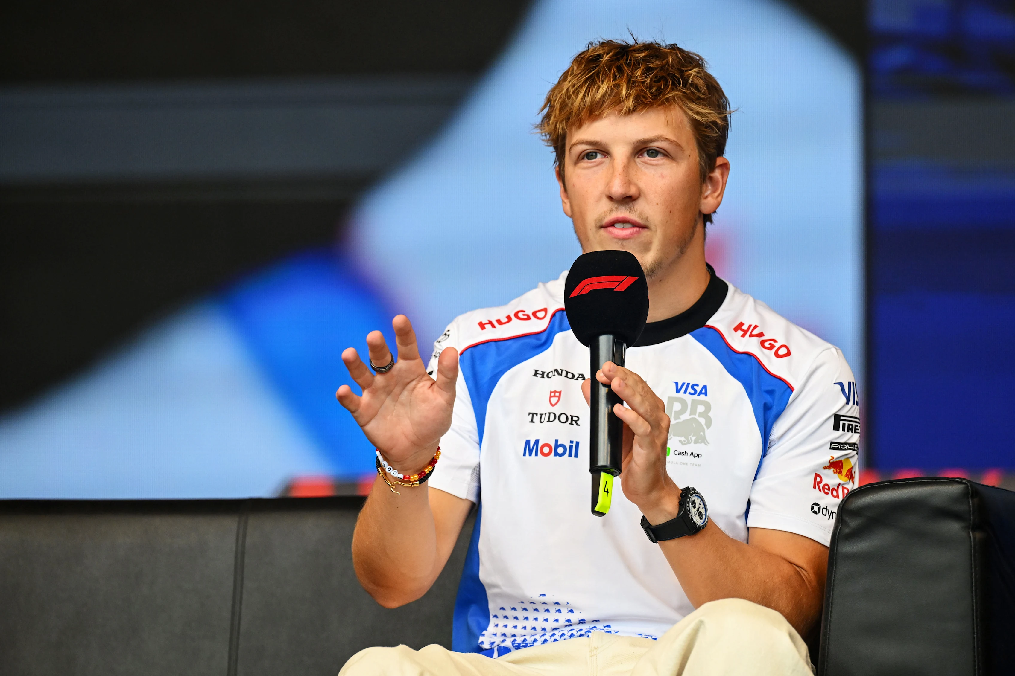 BAKU, Azerbaïdjan - 19 septembre: Liam Lawson de Nouvelle-Zélande et Visa Cash App Racing Bulls parle sur